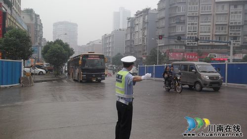 阴雨天气路况差&nbsp;龙马交警细心呵护保畅通(图1)