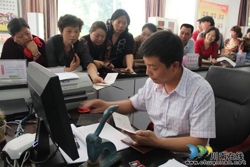 纳溪区安富街道开展换证优质服务(图1)