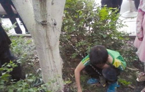 内江10岁男孩被铁链锁树上(图1)