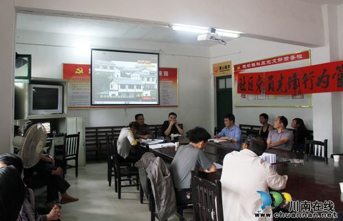 尧坝镇：十八大宣讲进社区&nbsp;社区学习劲头足(图1)