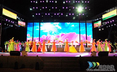 泸州:社区文艺汇演 吸引万人观看(图3) 泸州:社区文艺汇演 吸引万人观看(图3)