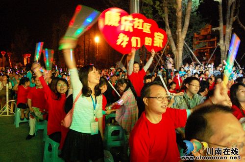 泸州:社区文艺汇演 吸引万人观看(图7) 泸州:社区文艺汇演 吸引万人观看(图7)
