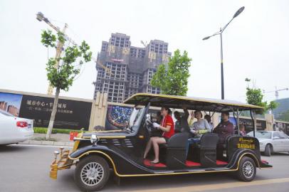 市民乘坐老爷车参观楼盘。郭建辉 摄