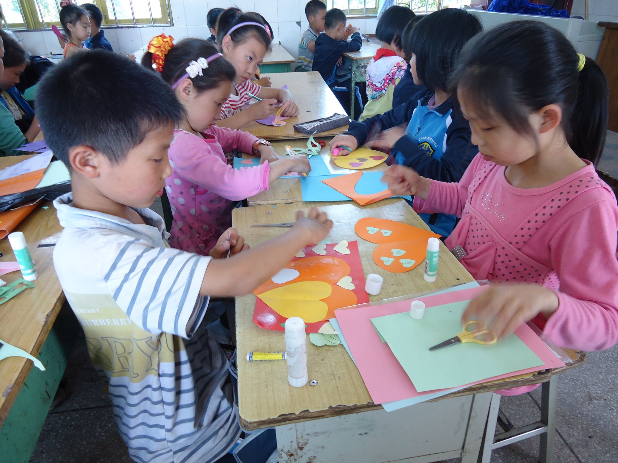 龙车镇：母亲节，学子贺卡传深情(图1)