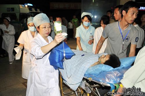 泸医附院全力救治泸县“5.11”矿难事故伤员(图1) 泸医附院全力救治泸县“5.11”矿难事故伤员(图1)