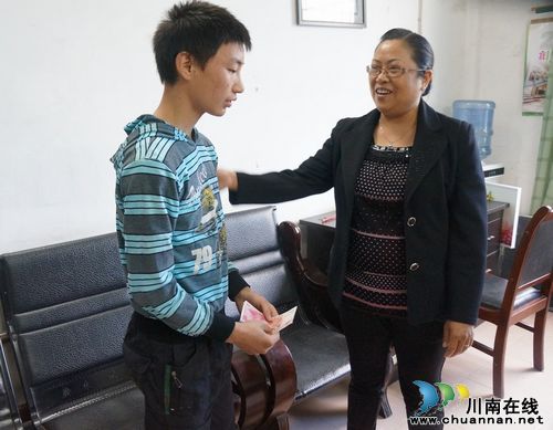 立石镇：开展母亲节慰问活动(图1)