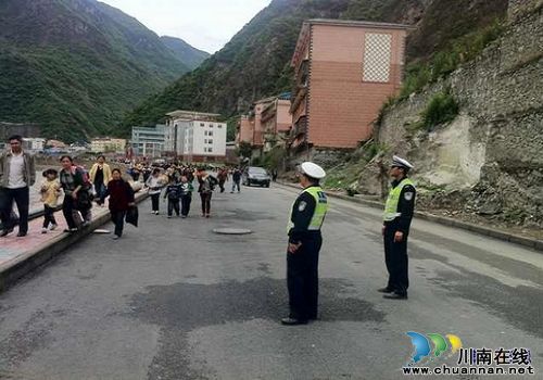 叙永交警在芦山灾区开设“护学岗”获好评(图1)
