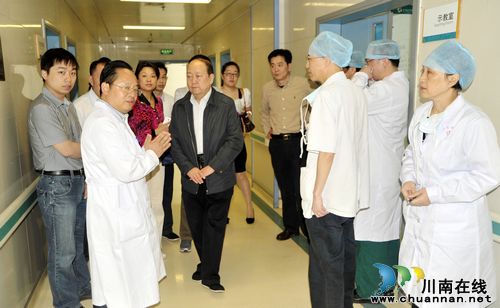 国家煤监局副局长彭建勋看望矿难伤员(图2)