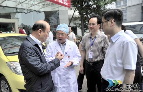 国家煤监局副局长彭建勋看望矿难伤员(图1)