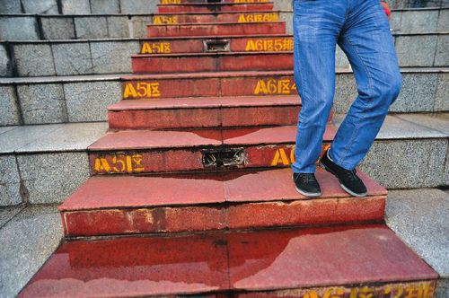 广场积水&nbsp;阶梯变滑梯(图2)