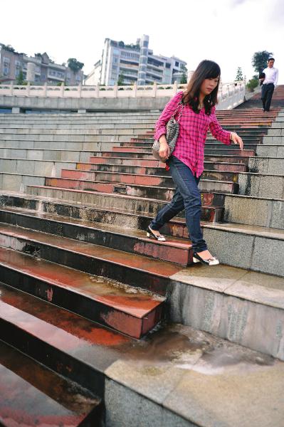 广场积水&nbsp;阶梯变滑梯(图1)