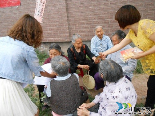 张坝彭湾社区：开展安全防范知识宣传活动(图1)