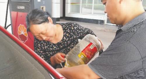 乐宜高速服务区加油站未营业&nbsp;农民借机倒卖高价油(图1)