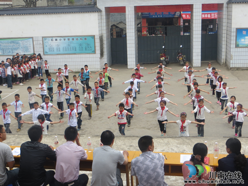 古蔺石屏小学举行团体操比赛 展课间风采(图2) 古蔺石屏小学举行团体操比赛 展课间风采(图2)