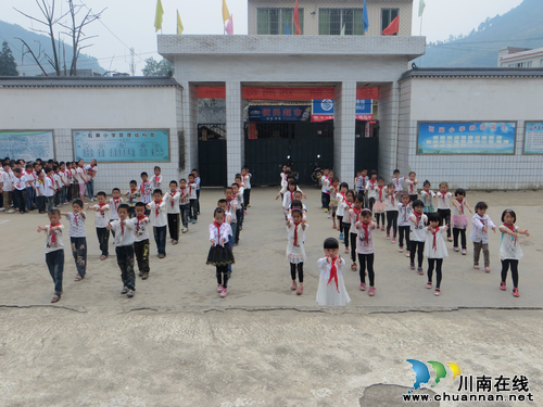 古蔺石屏小学举行团体操比赛 展课间风采(图3) 古蔺石屏小学举行团体操比赛 展课间风采(图3)