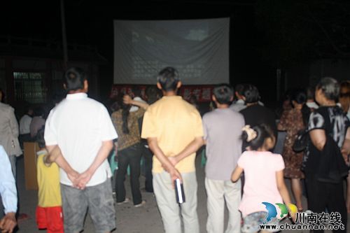 海潮镇：下乡放电影&nbsp;为百姓送去“文化餐”(图1)