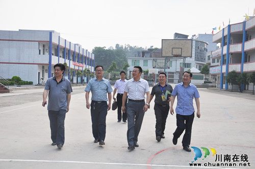 泸州市教育局局长刘涛一行到复陶中学视导课堂教学改革工作(图1)