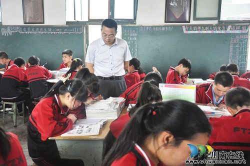 泸州市教育局局长刘涛一行到复陶中学视导课堂教学改革工作(图2)