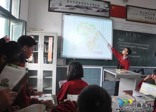 泸州市教育局局长刘涛一行到复陶中学视导课堂教学改革工作(图3)