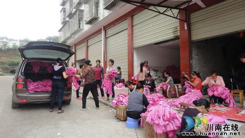 合江：企业送货进"农家"&nbsp;农民"失地"不失业(图1)