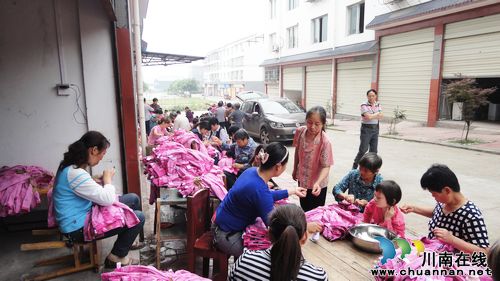 合江：企业送货进"农家"&nbsp;农民"失地"不失业(图2)