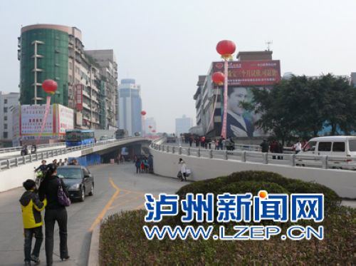 泸州沱一桥老桥单向限行(图1)