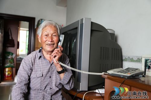 泸州：社区老人用上免费“爱心热线”(图2)