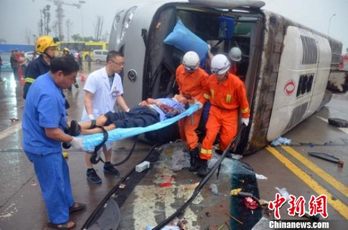 泸州一客车与小车相撞侧翻 27乘客受伤(图2) 泸州一客车与小车相撞侧翻 27乘客受伤(图2)