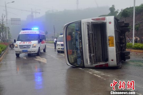 泸州一客车与小车相撞侧翻 27乘客受伤(图1) 泸州一客车与小车相撞侧翻 27乘客受伤(图1)