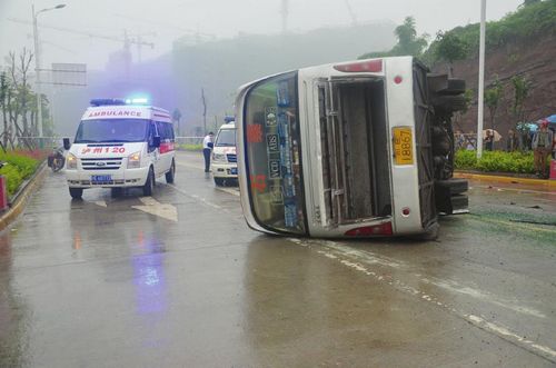 路遇车祸刹一脚 泸州公交女侠护送14名伤者(图2) 路遇车祸刹一脚 泸州公交女侠护送14名伤者(图2)