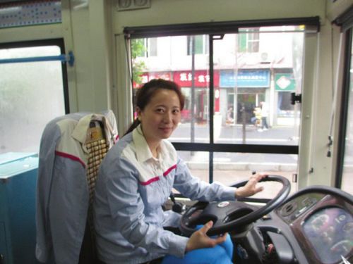 路遇车祸刹一脚 泸州公交女侠护送14名伤者(图1) 路遇车祸刹一脚 泸州公交女侠护送14名伤者(图1)