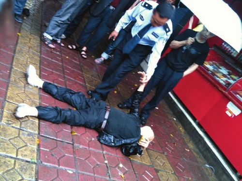 拉扯动枪&nbsp;自制手枪走火震晕自己(图1)