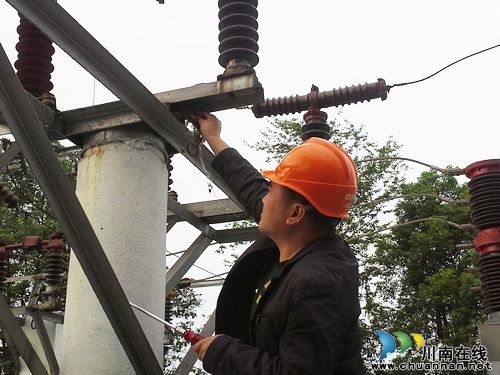 电力设施上筑巢成隐患&nbsp;叙永电力职工为小鸟搬家(图1)