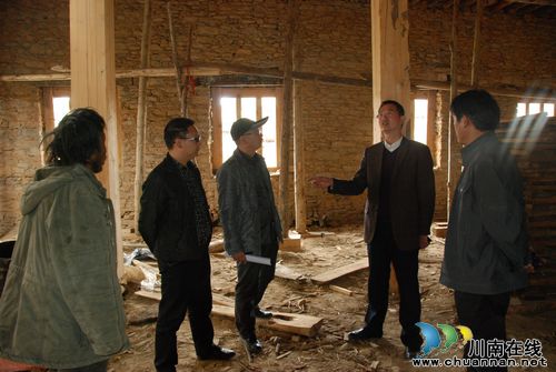 稻城县发生4.2级地震&nbsp;泸州援藏干部一线抗震救灾(图2)