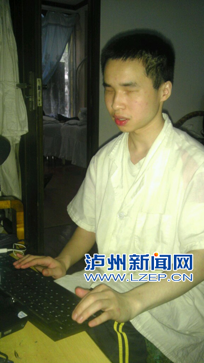 泸州全盲小伙挑战未来&nbsp;参与改良手机系统程序(图1)