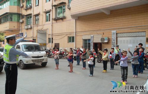 强化交通安全意识&nbsp;从娃娃抓起(图1)