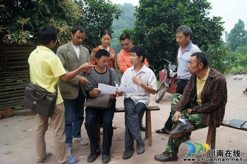 叙永县：苗寨畅谈“中国梦”&nbsp;修好道路种好烟(图1)