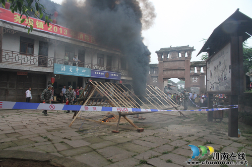 尧坝镇：消防应急演练保古镇安全(图3)