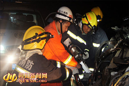 宜宾江长路轿车追尾货车 车上4人1死3伤(图1) 宜宾江长路轿车追尾货车 车上4人1死3伤(图1)