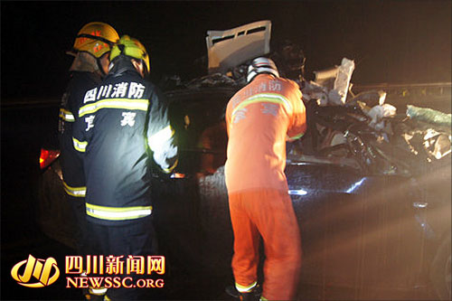 宜宾江长路轿车追尾货车 车上4人1死3伤(图2) 宜宾江长路轿车追尾货车 车上4人1死3伤(图2)