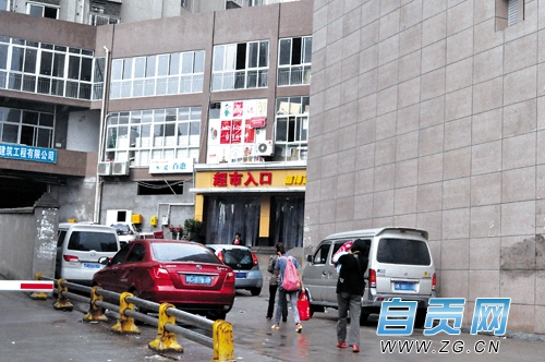 自贡：通道停车遭罚&nbsp;车主质疑交管部门滥权(图1)