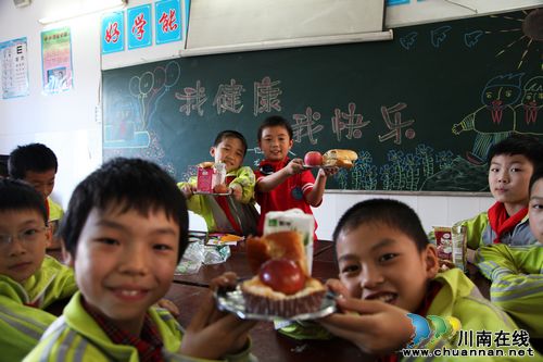 "中国学生营养日" 拼盘比拼学会吃(图3) "中国学生营养日" 拼盘比拼学会吃(图3)