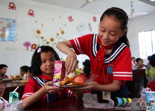 "中国学生营养日" 拼盘比拼学会吃(图2) "中国学生营养日" 拼盘比拼学会吃(图2)