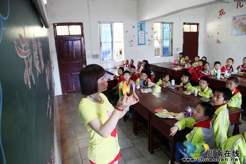 "中国学生营养日" 拼盘比拼学会吃(图1) "中国学生营养日" 拼盘比拼学会吃(图1)