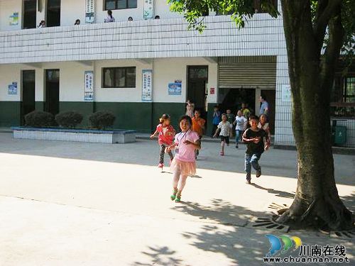 佛荫镇中心校开展地震逃生演练(图1)