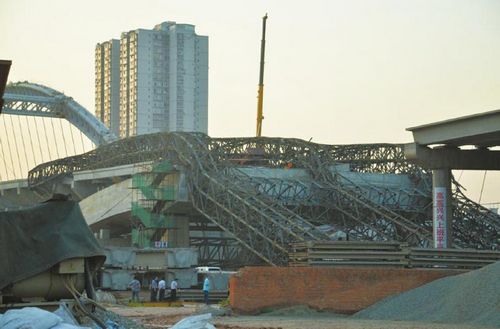 资阳沱江三桥施工用索塔倒塌 致5死2伤(图1) 资阳沱江三桥施工用索塔倒塌 致5死2伤(图1)