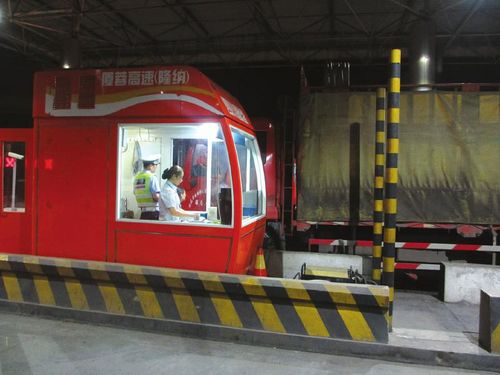 隆纳高速交警整治违规超载&nbsp;78名货车司机被罚(图1)