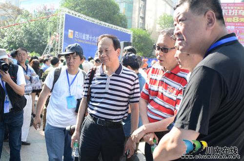 四川省第十六届摄影大会暨影展在泸州举行(图1) 四川省第十六届摄影大会暨影展在泸州举行(图1)