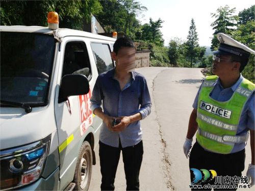 泸州交警二大队查获一起校车驾驶人准驾不符违法行为(图1)