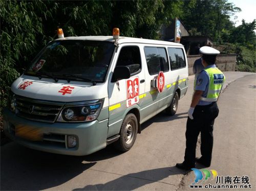 泸州交警二大队查获一起校车驾驶人准驾不符违法行为
